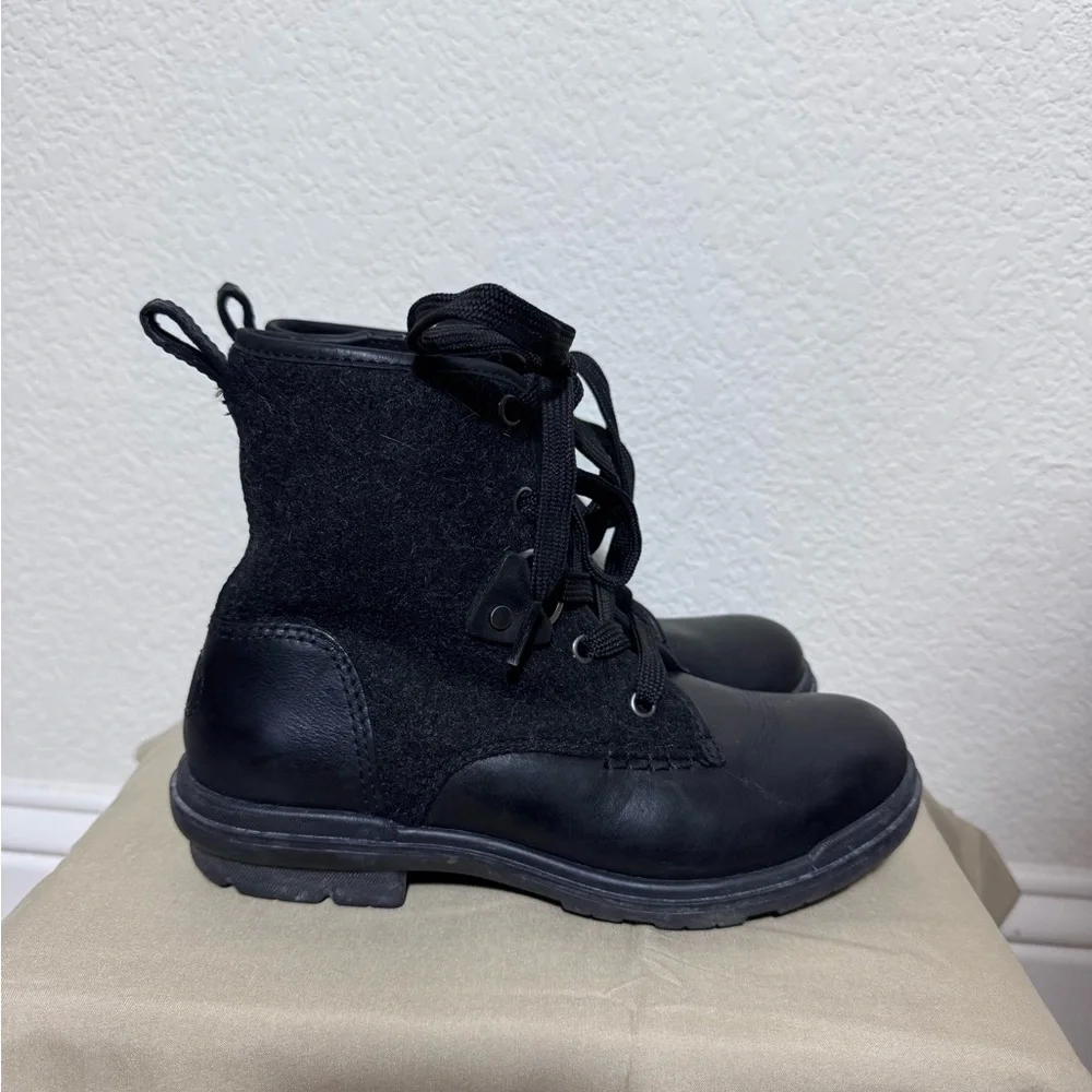 UGG Women's/Girls Hapsburg Laces & Zipper Black Leather Boots - Size 5.5